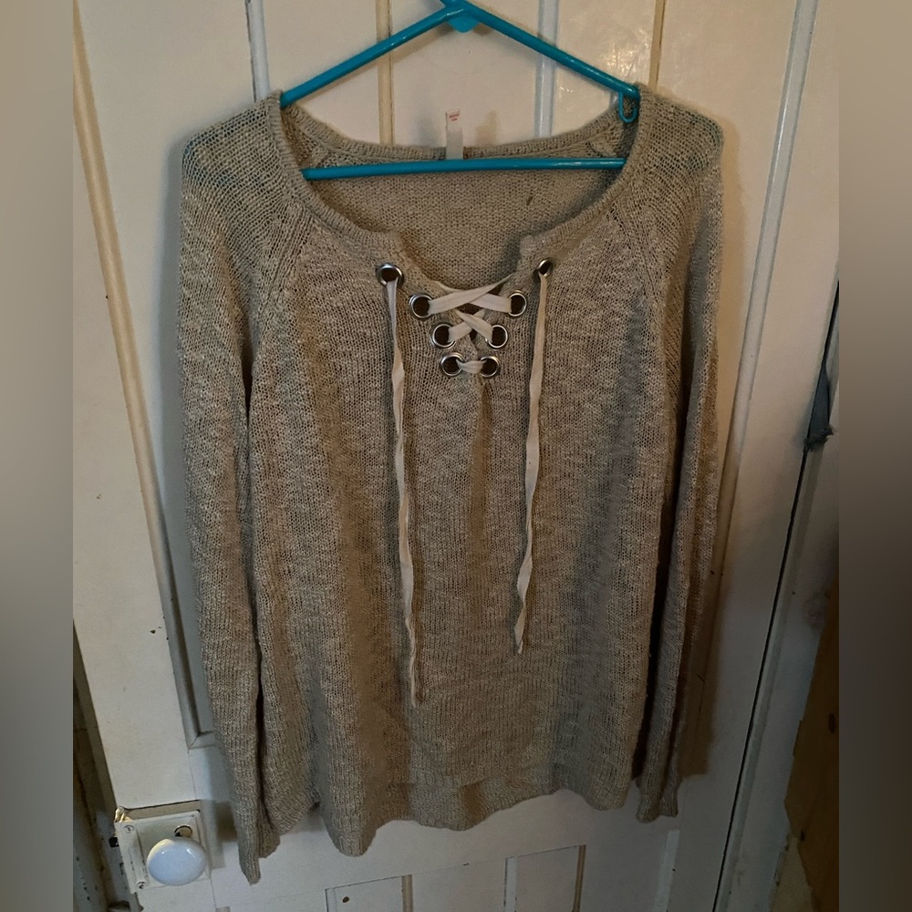 XXL - lace up grommet sweater